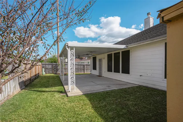a view of a house with backyard