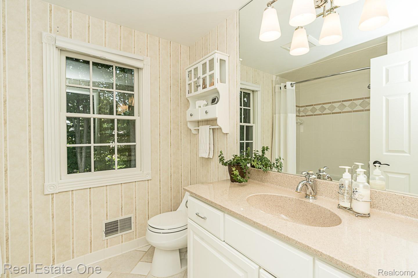 1391 Chestnut Lane Rochester, MI 48309 - Photo 39 of 52 Full bath