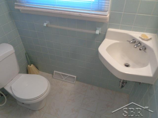 1780 North Center Road Saginaw, MI 48638 - Photo 16 of 48 1st Floor 1/2 Bathroom