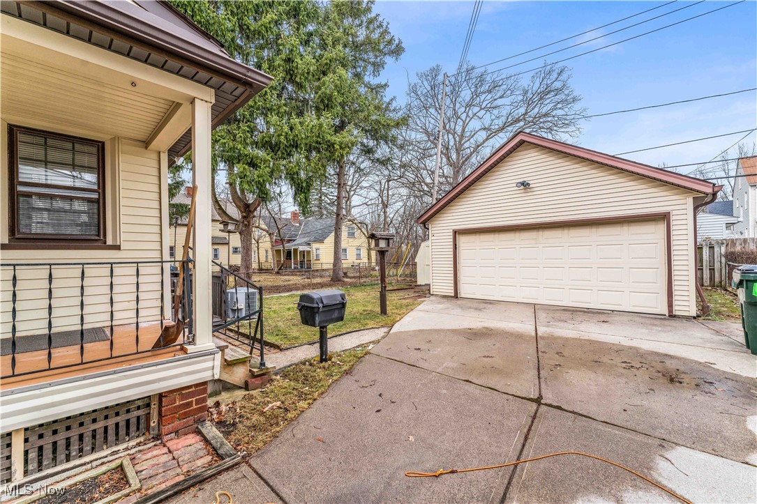 3729 Grosvenor Road Cleveland, OH 44118 - Photo 4 of 39