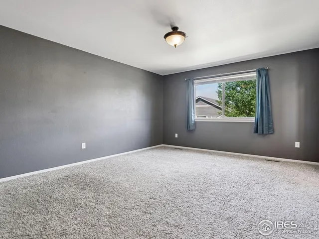 a view of empty room with window
