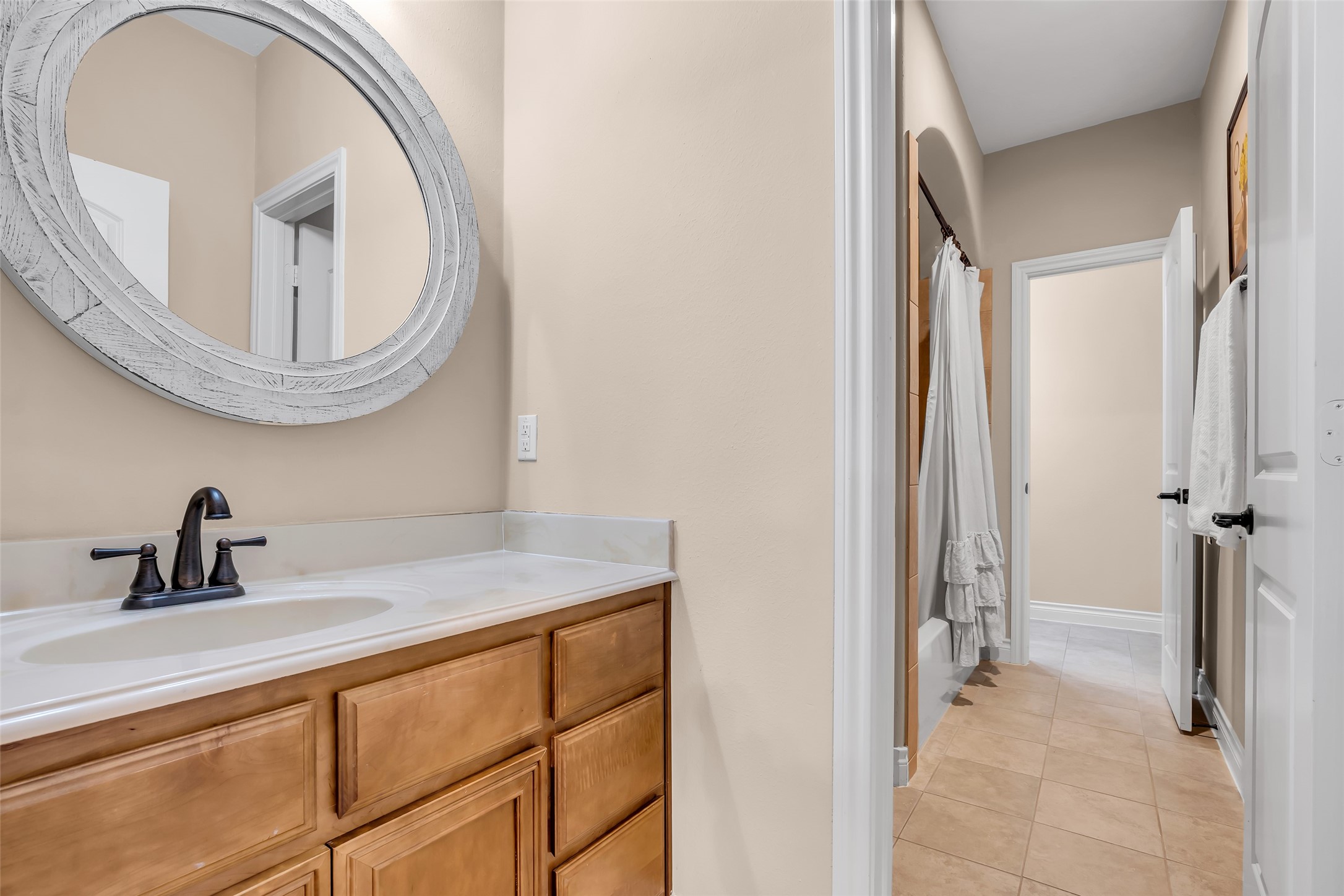 25603 Windy Isle Court Spring, TX 77389 - Photo 30 of 41 Jack and Jill Full Bath.