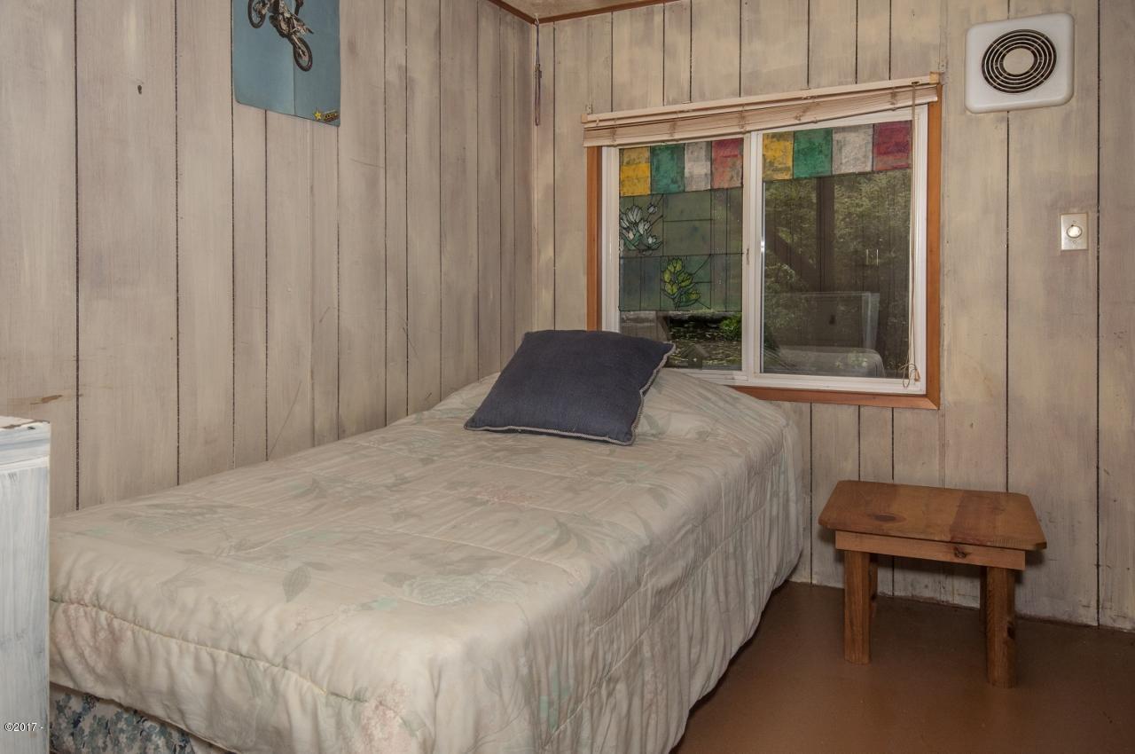 10950 Neskowin Road Neskowin, OR 97149 - Photo 17 of 23 Guest Bedroom - View 1 (1280x850)