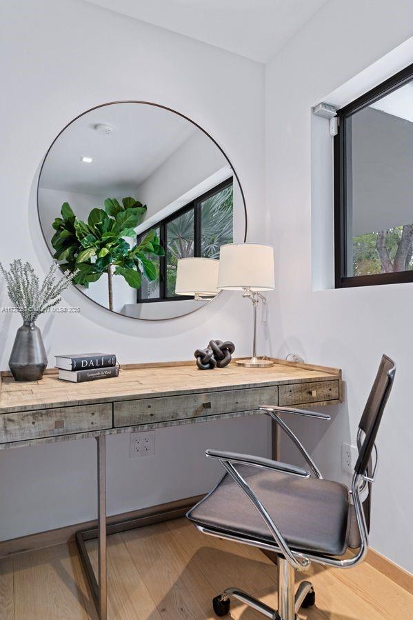 10 Pinta Road Miami, FL 33133 - Photo 24 of 28 a room with a table and a potted plant