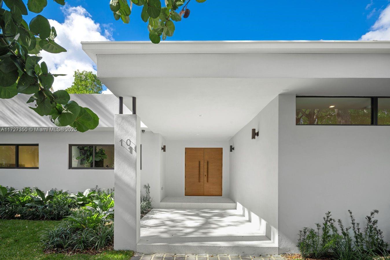 10 Pinta Road Miami, FL 33133 - Photo 3 of 28 a view of a front door of the house