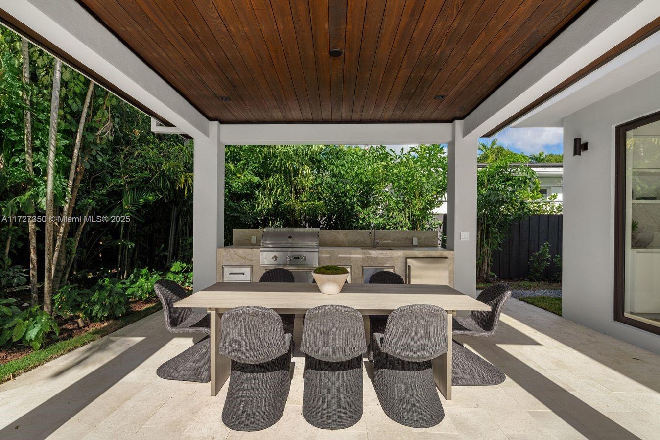 10 Pinta Road Miami, FL 33133 - Photo 9 of 28 a dining room with furniture and garden view