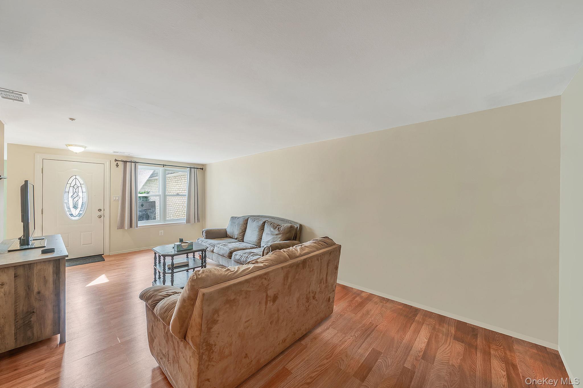 407 Birchwood Road Medford, NY 11763 - Photo 12 of 42