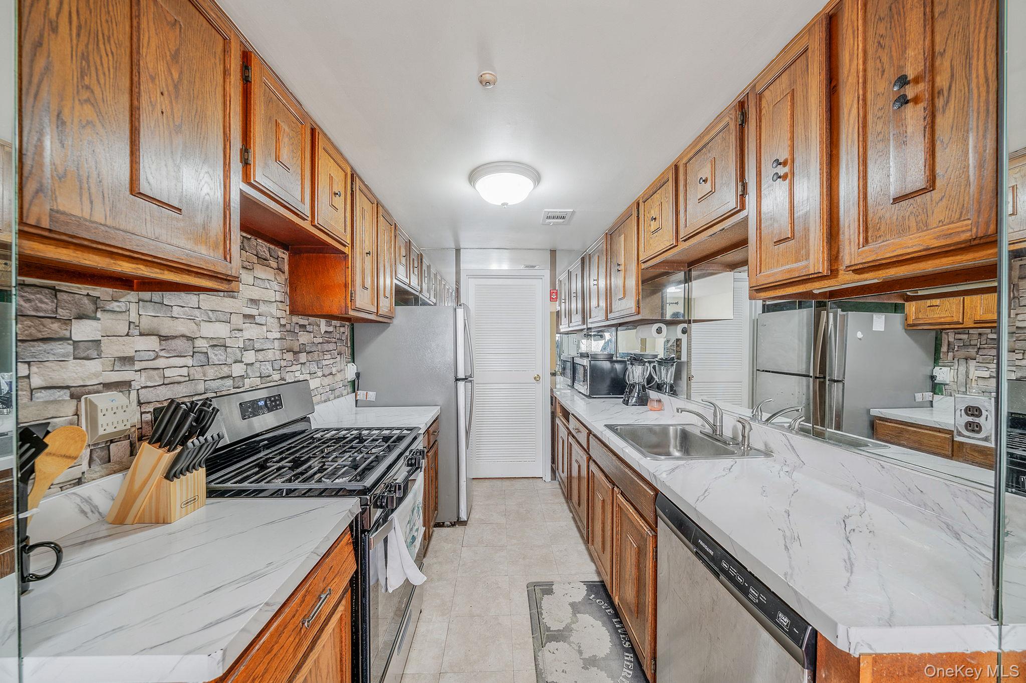 407 Birchwood Road Medford, NY 11763 - Photo 6 of 42