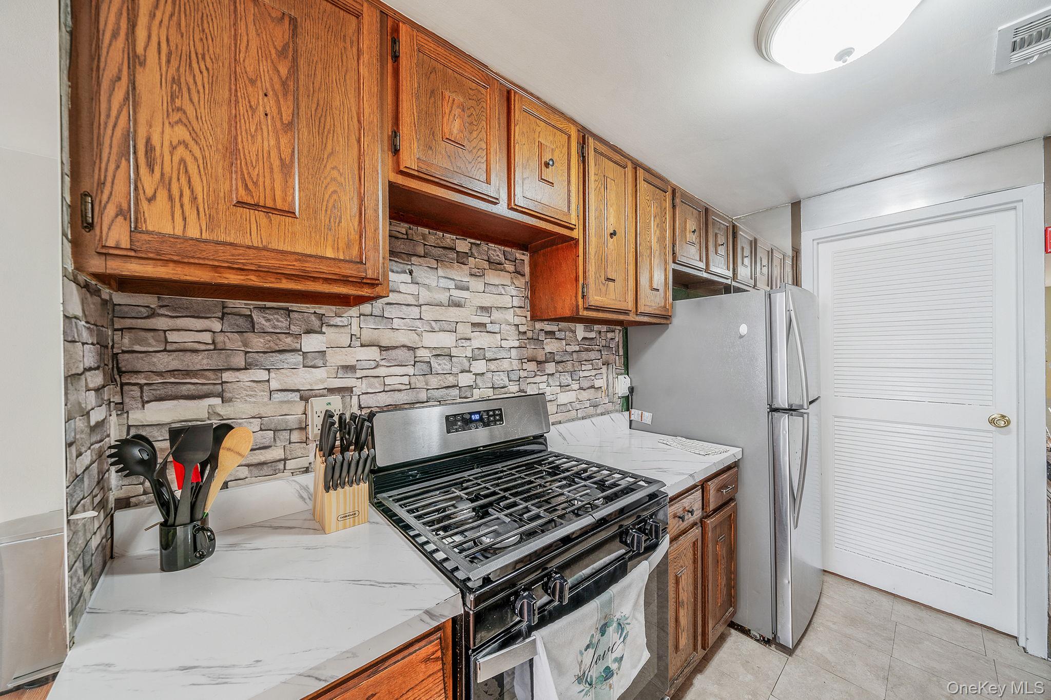 407 Birchwood Road Medford, NY 11763 - Photo 8 of 42