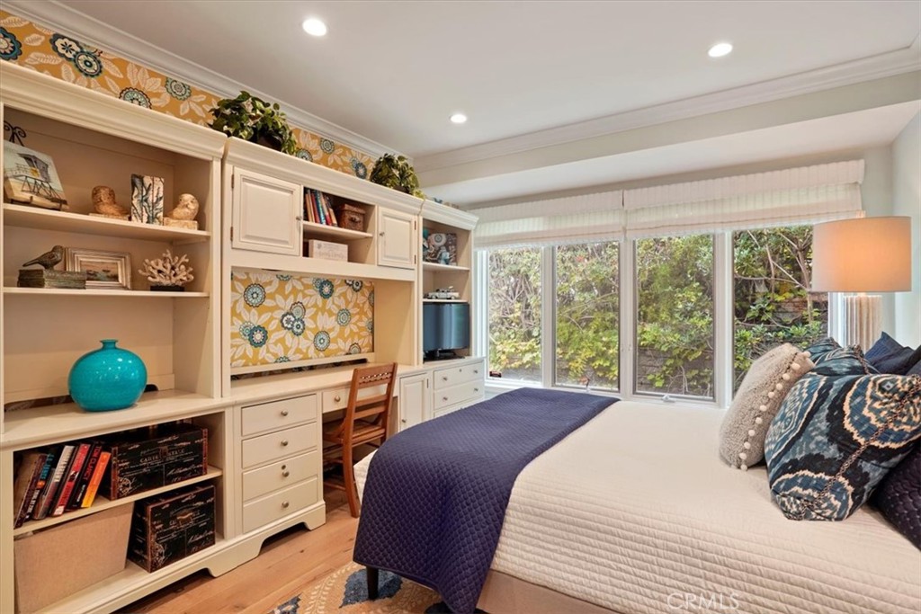437 Emerald Bay Laguna Beach, CA 92651 - Photo 22 of 34 Queen Guest Room