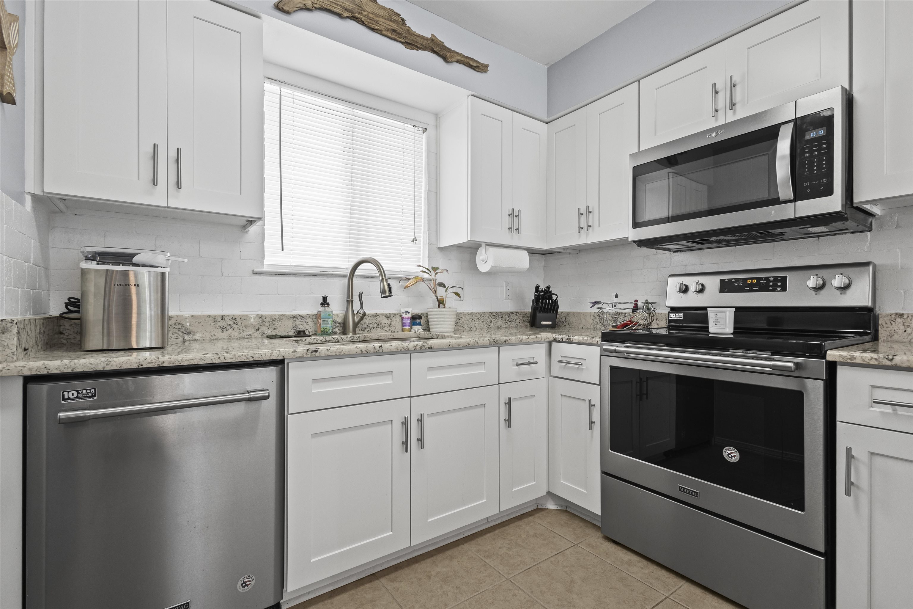 25925 -C Canal Road, Unit 207 Orange Beach, AL 36561 - Photo 18 of 42 Kitchen
