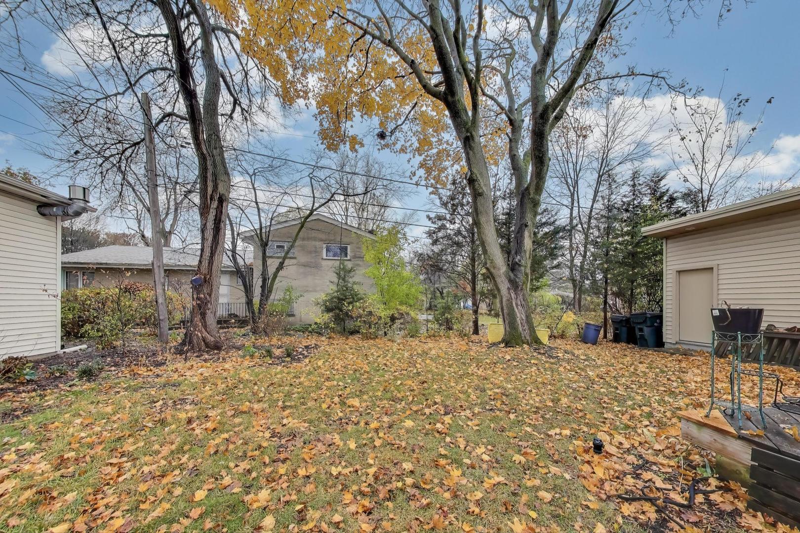 321 Ferndale Road Glenview, IL 60025 - Photo 25 of 30 a backyard of a house