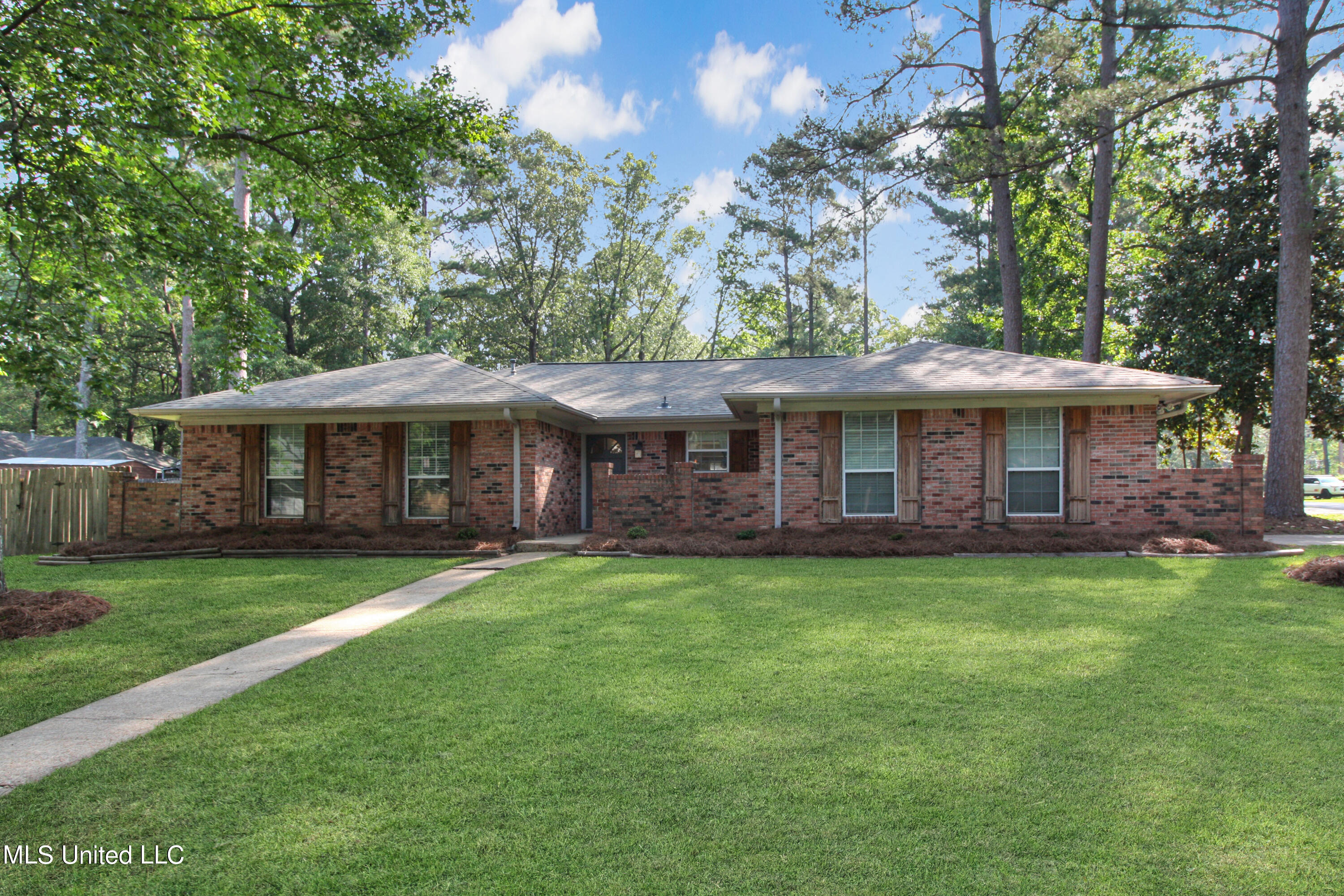 300 Bay Road Brandon, MS 39047 - Photo 1 of 28 Front