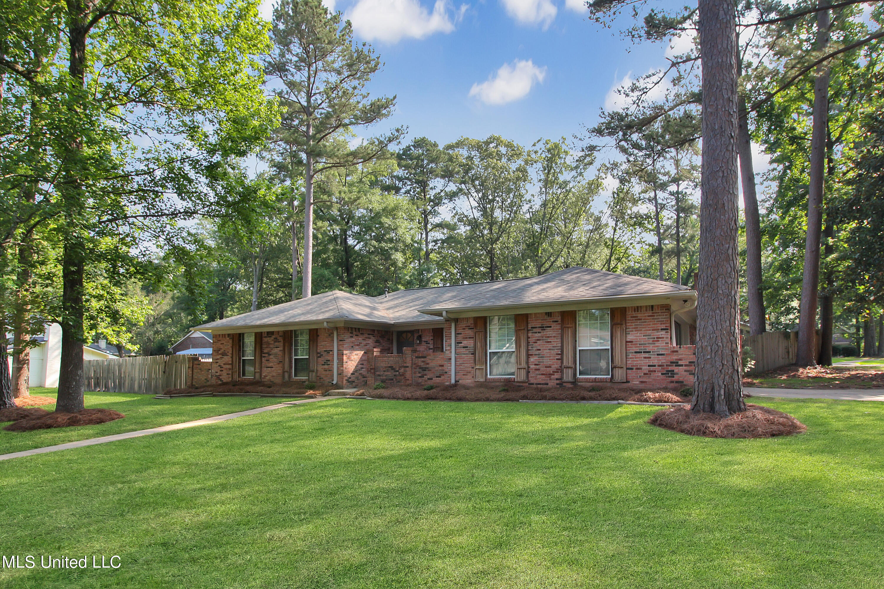 300 Bay Road Brandon, MS 39047 - Photo 2 of 28 IMG_2865
