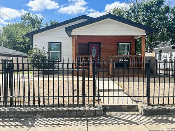 $1,800 | 2312 East Houston Street, San Antonio, TX 78202