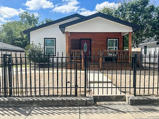 $1,800 | 2312 East Houston Street, San Antonio, TX 78202