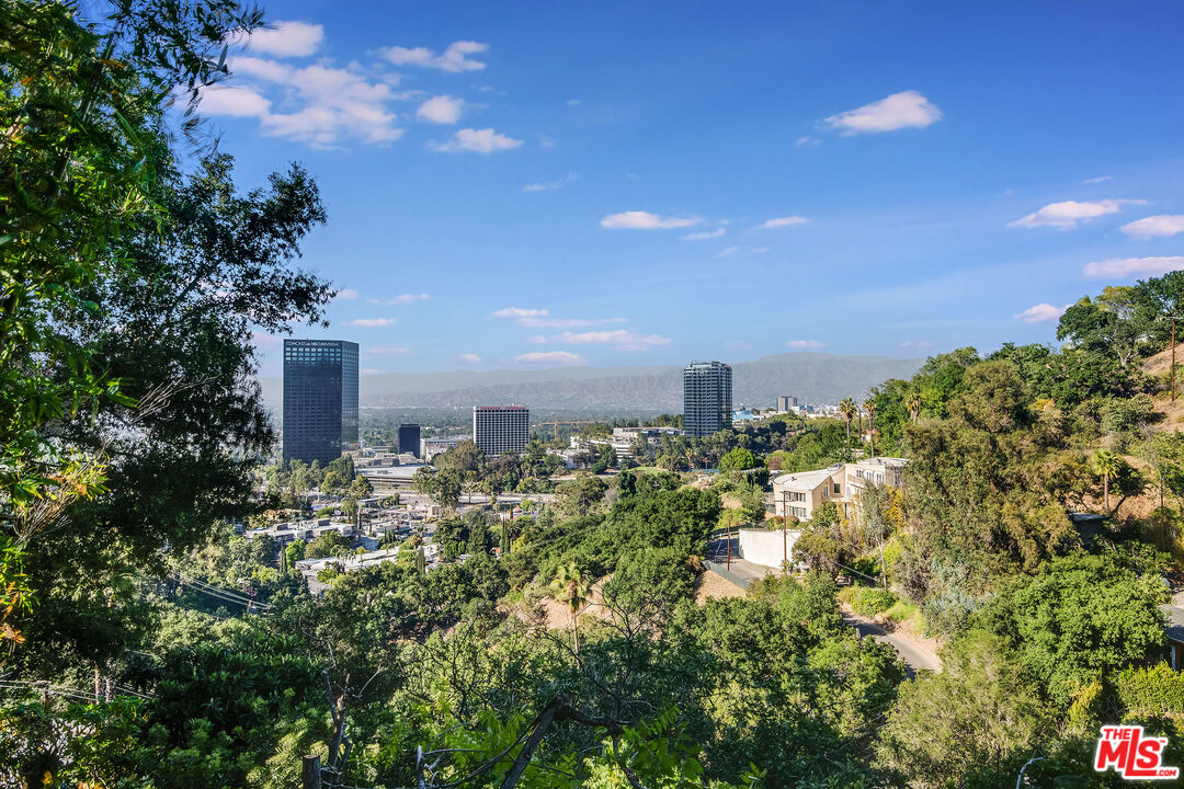 3572 Multiview Drive Los Angeles, CA 90068 - Photo 4 of 51 a view of a building