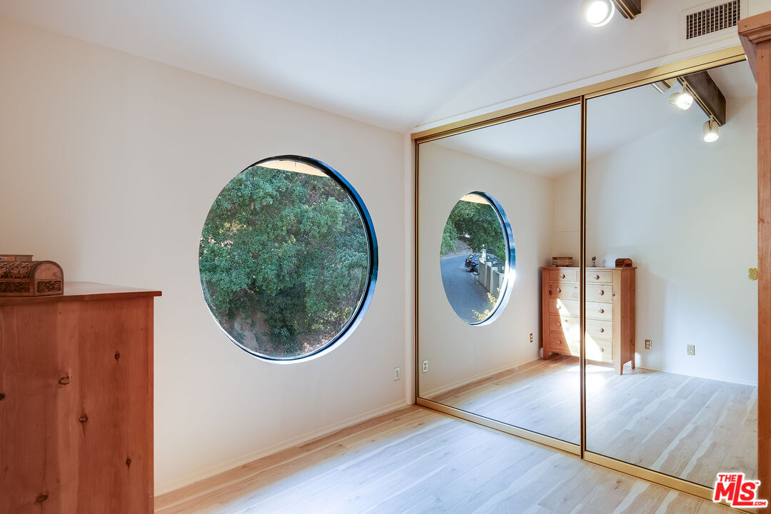 3572 Multiview Drive Los Angeles, CA 90068 - Photo 47 of 51 a view of a hallway with entryway