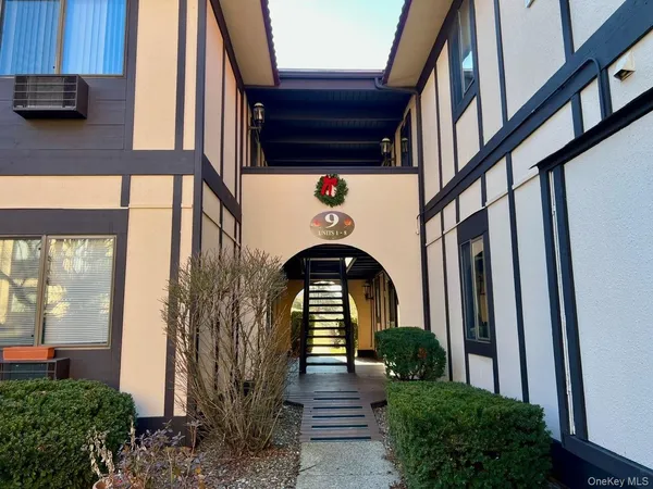 a view of entryway with a garden