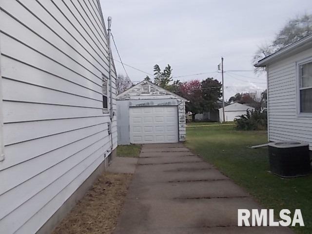 2369 Dunham Street Clinton, IA 52732 - Photo 3 of 12 Gallery Image 3