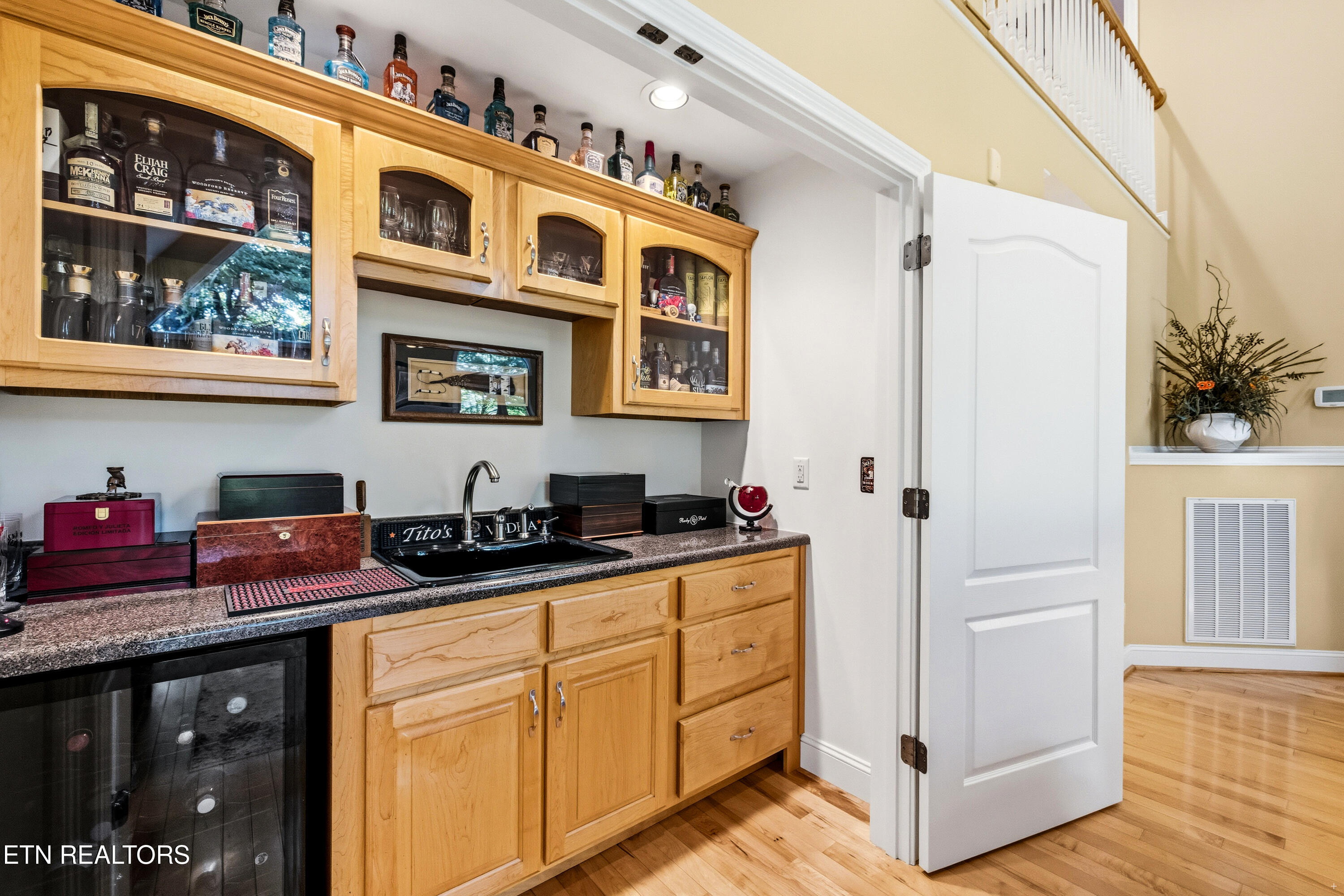 127 Ridgeland Lane Sharps Chapel, TN 37866 - Photo 11 of 52 Full wet bar in living room