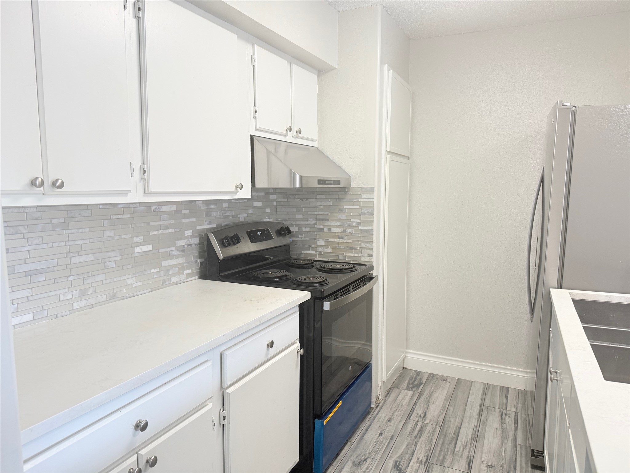 6701 Sands Point Drive, Unit 48 Houston, TX 77074 - Photo 10 of 30 a kitchen with a sink stove and refrigerator