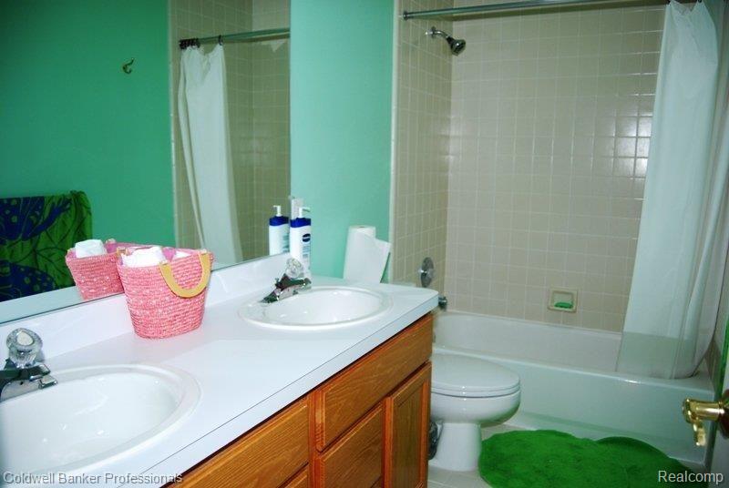 46977 Mornington Road Canton, MI 48188 - Photo 18 of 24 2nd Floor Bathroom.JPG