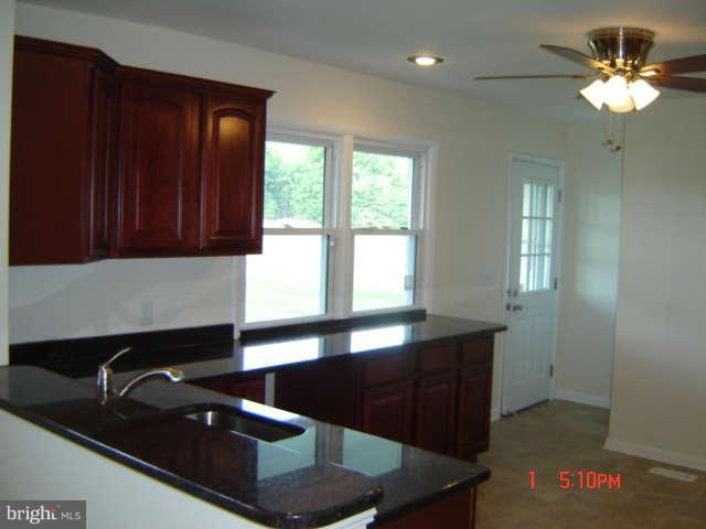 Kitchen w/granite counters & breakfast bar
