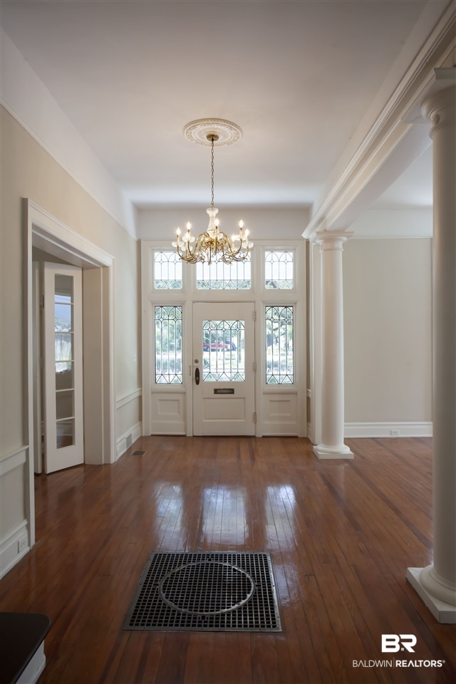 1658 Government Street Mobile, AL 36604 - Photo 4 of 36 Welcome your guests in style