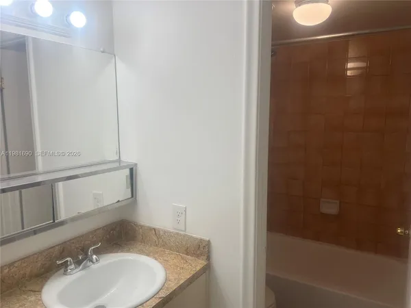 $2,450 | 590 Northwest 114th Avenue, Unit 202, Sweetwater, FL 33172