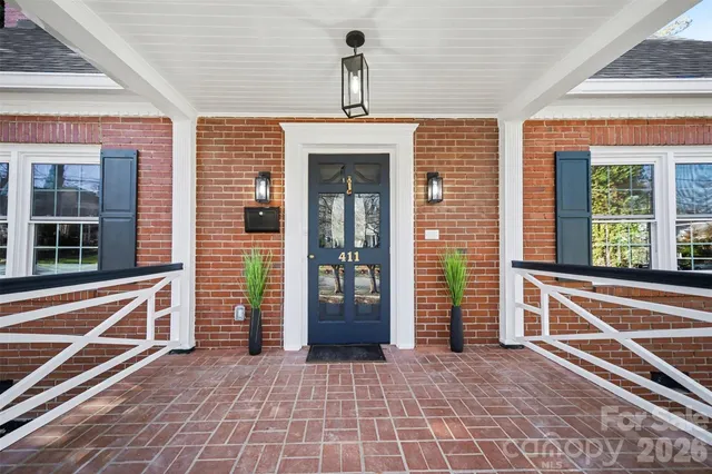 a picture of a room with a floor plan