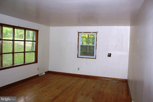 13916 Maple Ridge Hancock, MD 21750 - Photo 3 of 14 Living Room