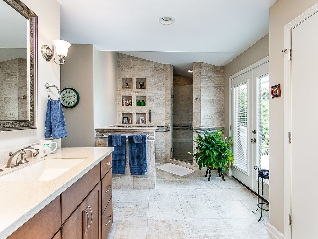 4027 Glen Alpine Road Kingsport, TN 37660 - Photo 12 of 34 Master Bath Walkin Shower