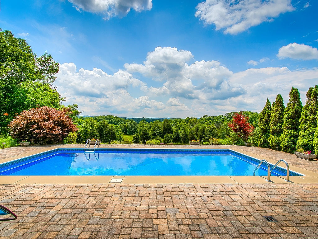 4027 Glen Alpine Road Kingsport, TN 37660 - Photo 20 of 34 Inground Pool