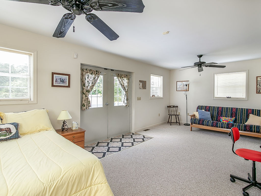 4027 Glen Alpine Road Kingsport, TN 37660 - Photo 25 of 34 Guest House Living Room