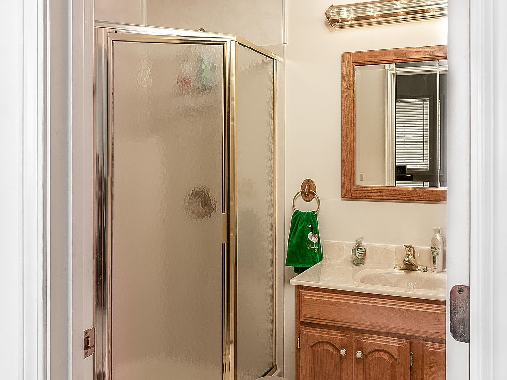 4027 Glen Alpine Road Kingsport, TN 37660 - Photo 27 of 34 Guest House Bath