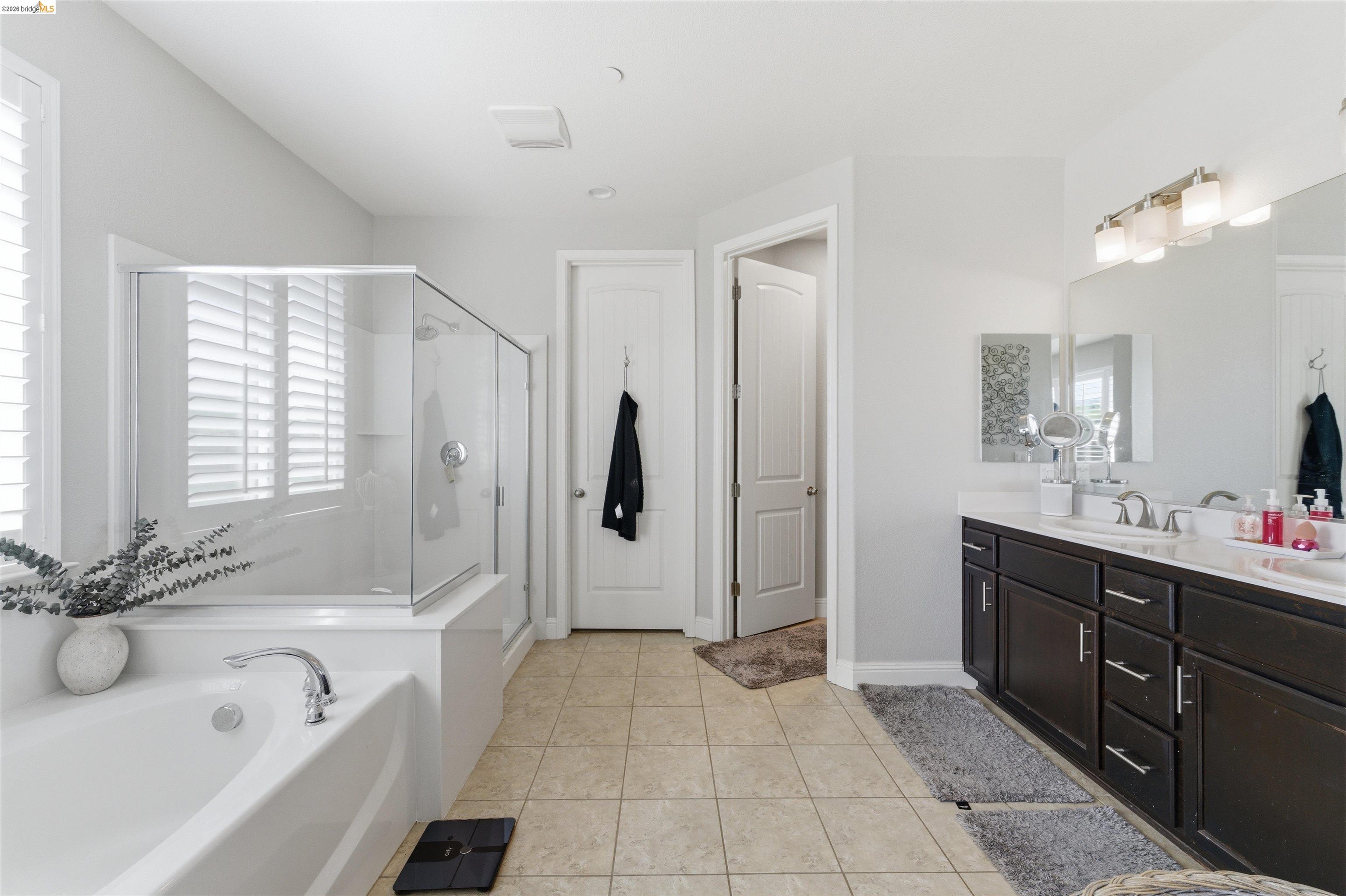 72 Greystone Place Pittsburg, CA 94565 - Photo 26 of 41 a bathroom with a tub sink and mirror