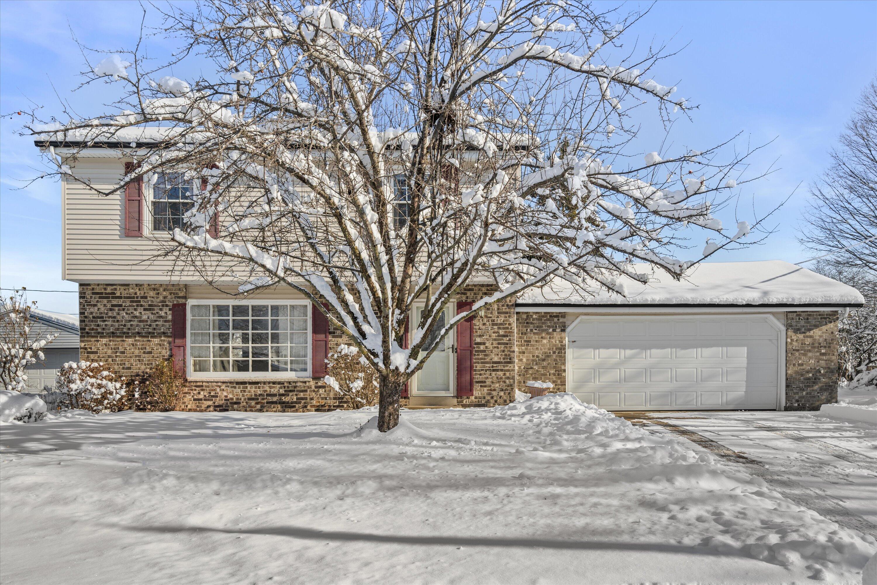 214 S Regis Rd, Saukville