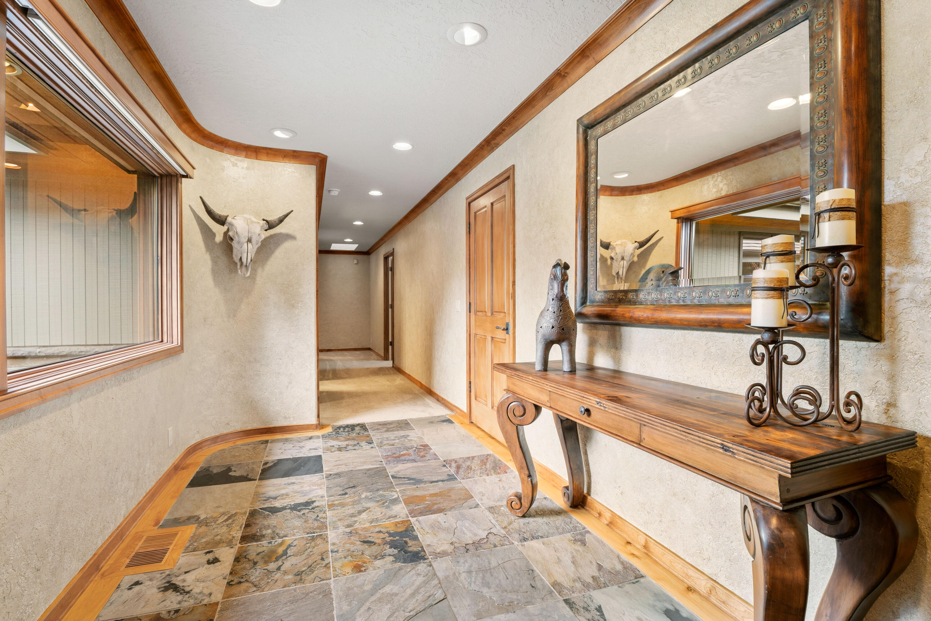 17995 North Course Lane, Unit 8 Sunriver, OR 97707 - Photo 8 of 44 Foyer