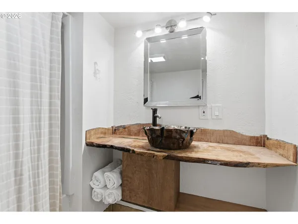 $1,250,000 | 19824 South Butte Road, Beavercreek, OR 97004