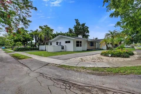 $1,295,000 | 18641 Northeast 21st Avenue, Miami, FL 33179