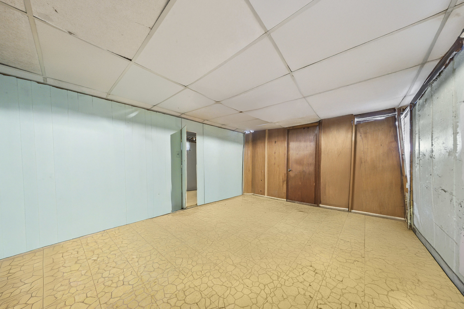 491 Maple Avenue Carpentersville, IL 60110 - Photo 22 of 33 a view of an empty room