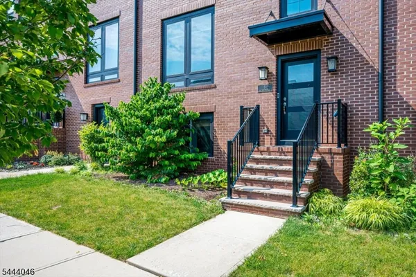 $875,000 | 5 East Hartwick Drive, Skillman, NJ 08558