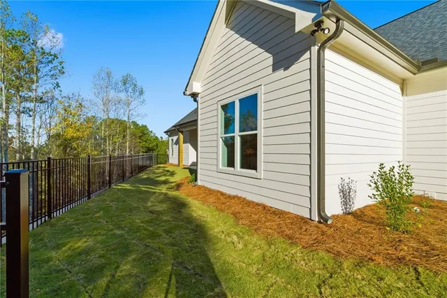 a view of an house with backyard