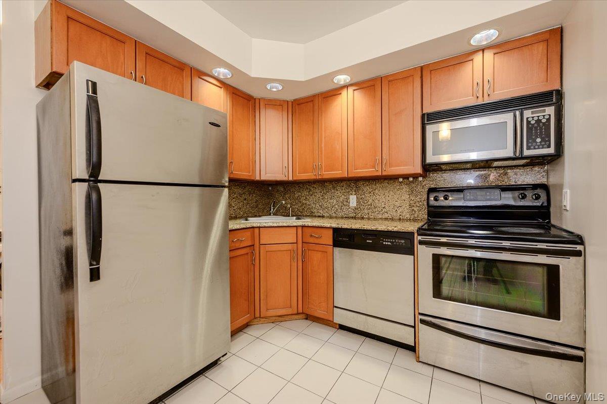141 Great Neck Road, Unit 3F Great Neck, NY 11021 - Photo 12 of 24 Gallery Image 12