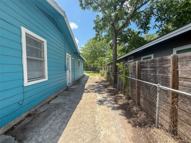a view of a backyard with pathway
