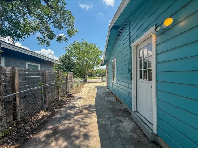 a view of a pathway with a backyard