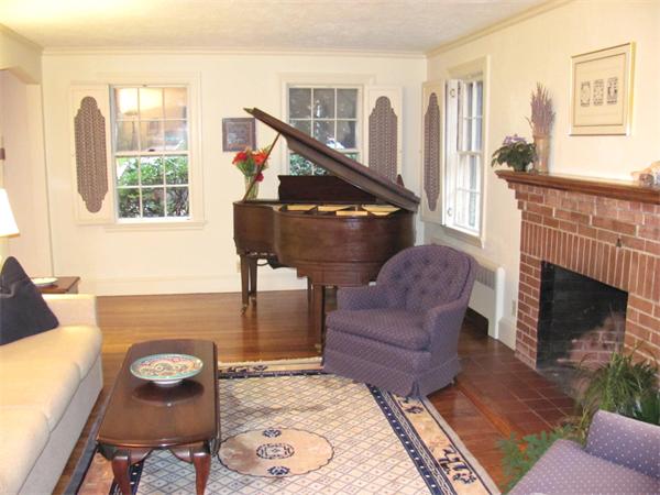 38 Clearwater Road Brookline, MA 02467 - Photo 4 of 17