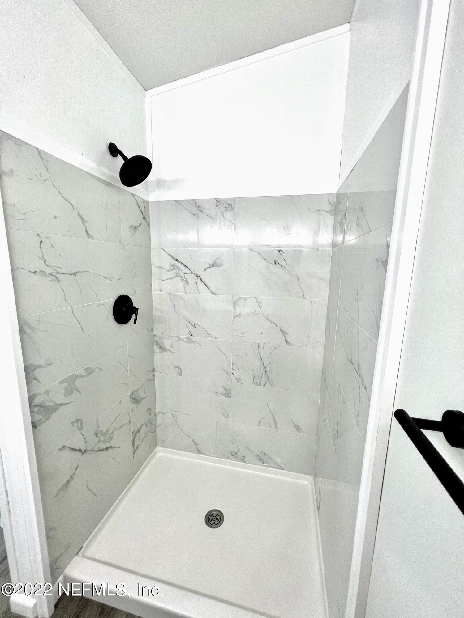 54176 Armstrong Road Callahan, FL 32011 - Photo 22 of 30 a bathroom with a tub