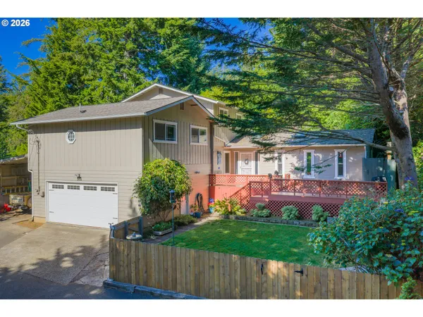 $425,000 | 910 North 8th Street, Coos Bay, OR 97420
